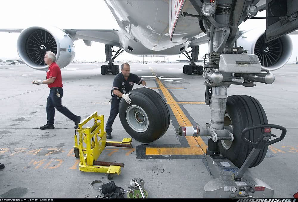 Trocando Pneu do Avião Com Macaco Hidráulico